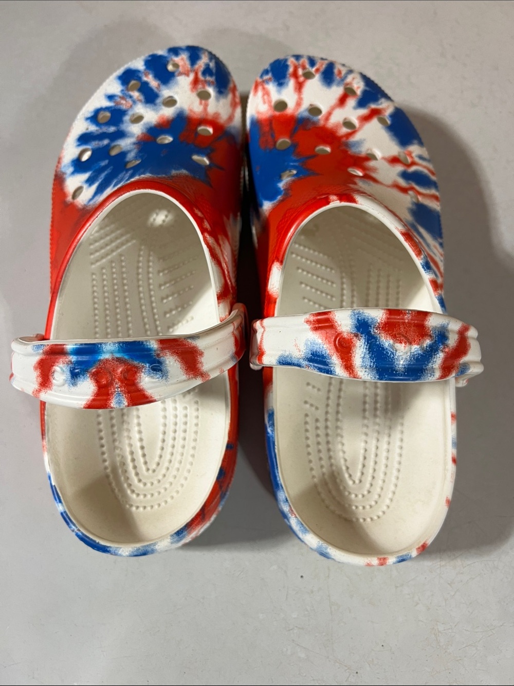 CROCS Tie-Dye Classic Clog in Red White Blue M10/W12 - Picture 2 of 16